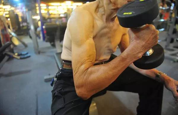 94歲健身爺爺爆紅！他還在運動，你有什么理由偷懶