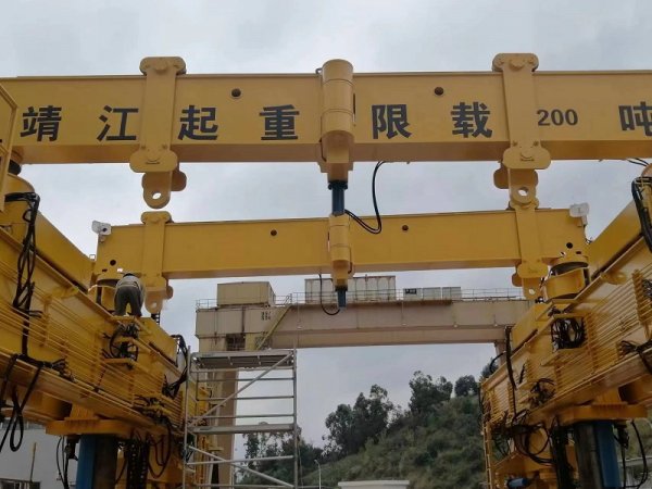 靖起200噸折疊式液壓龍門吊在客戶現(xiàn)場的應用