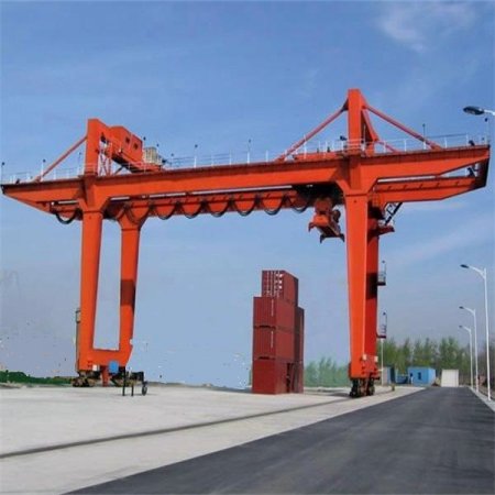 集裝箱龍門吊可配置多種吊具，以適應(yīng)生產(chǎn)需求！