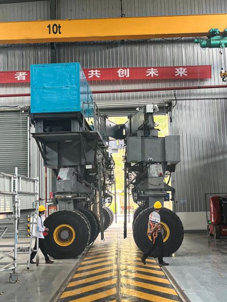 靖起生產(chǎn)折疊式液壓龍門吊在客戶現(xiàn)場試吊！