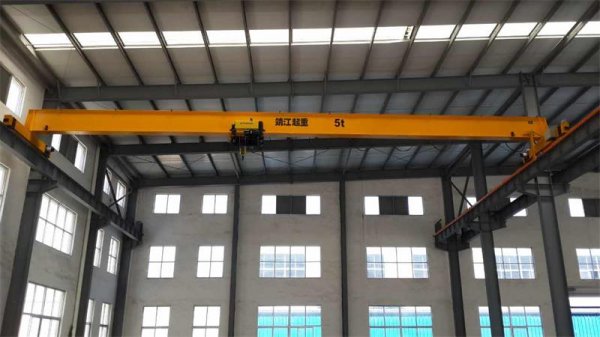 哪些類型的起重機(jī)適合于小空間的吊運(yùn)使用？