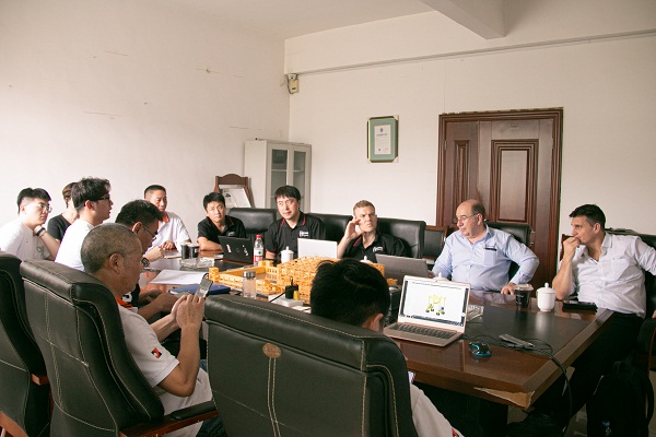 【靖起】為國外客戶非標(biāo)定制移動式液壓門式起重機(jī)