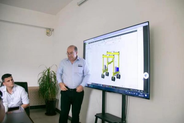 靖起生產(chǎn)的液壓龍門吊，深受國(guó)內(nèi)外客戶喜歡！