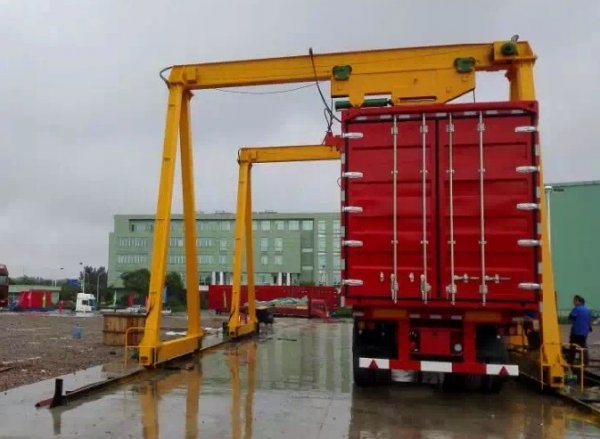 軌道式與固定式集裝箱龍門吊案例—靖起廠家 軌道式與固定式集裝箱龍門吊案例—靖起廠家