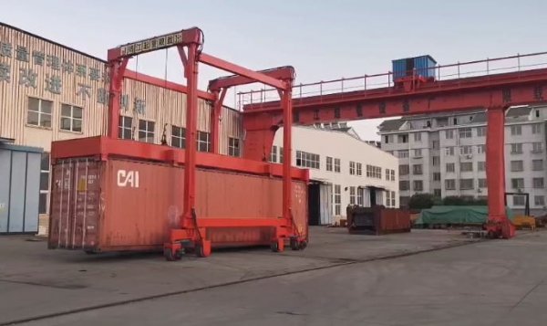多功能集裝箱跨運車的結(jié)構(gòu)及特點