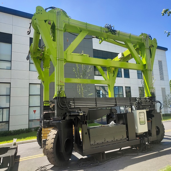 跨運(yùn)車的翻轉(zhuǎn)機(jī)構(gòu)是如何保障安全的？