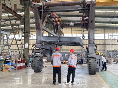 選用跨運(yùn)車進(jìn)行翻轉(zhuǎn)裝卸，特點(diǎn)有哪些？