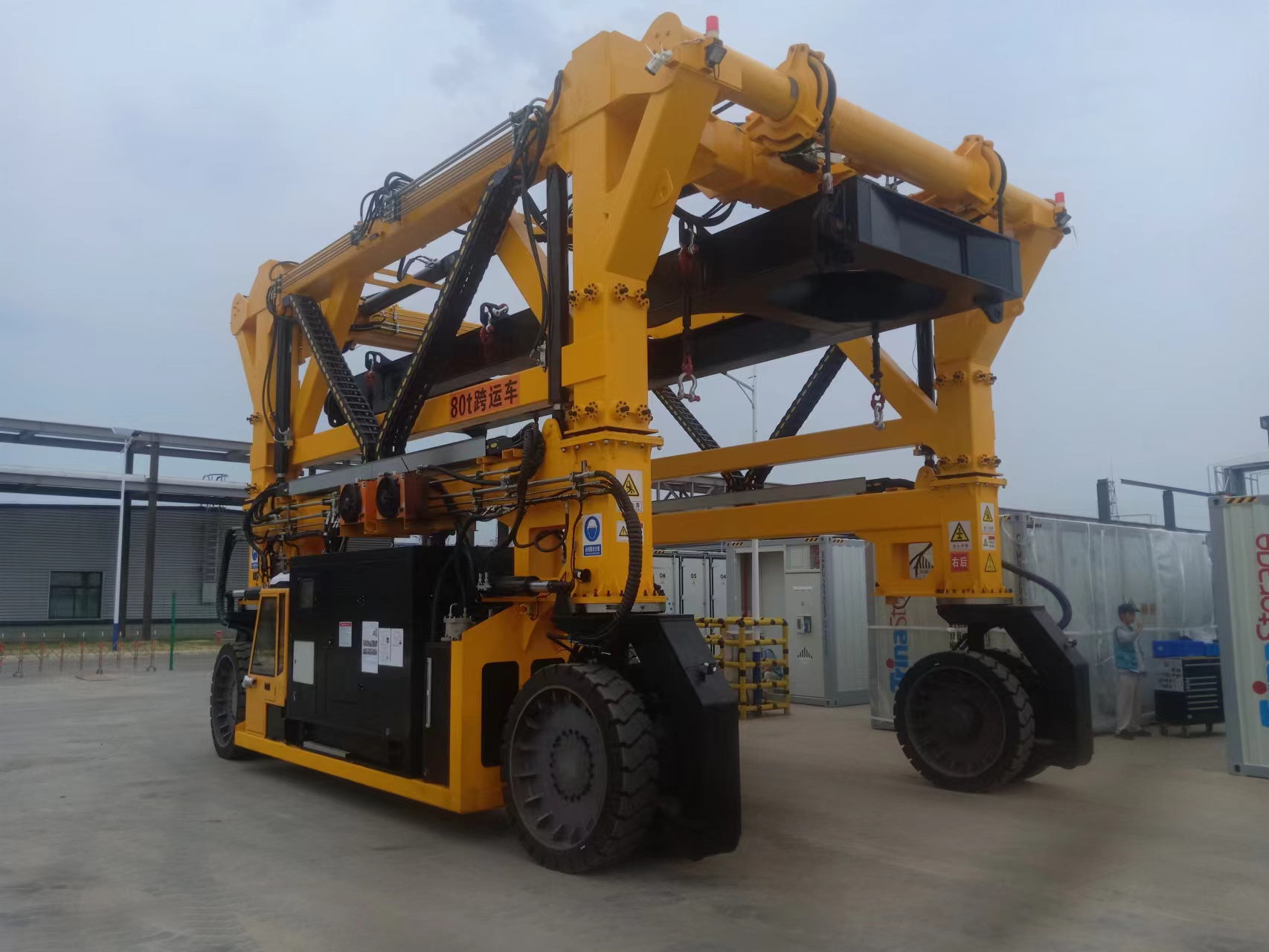 具有搬運(yùn)、堆垛和裝卸功能的跨運(yùn)車優(yōu)勢(shì)多 