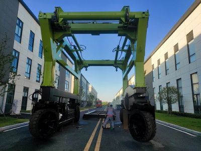 集裝箱跨運(yùn)車(chē)適用于多領(lǐng)域的搬運(yùn)！