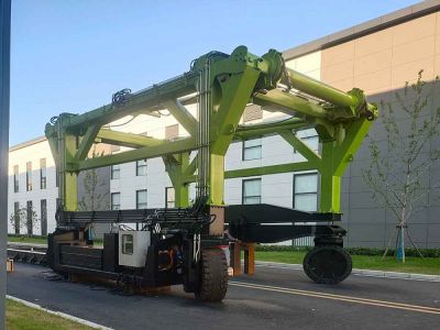 跨運(yùn)車(chē)作業(yè)能力強(qiáng)，空間利用率高！