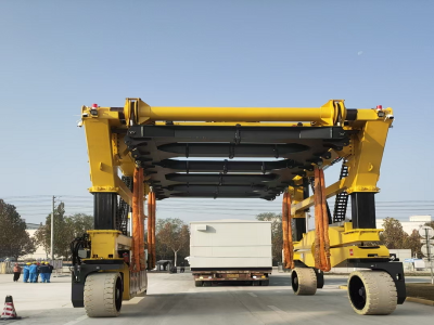 跨運車無軌設(shè)計，靈活作業(yè)，提升效率！