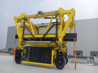 跨運車在儲能行業(yè)高效搬運