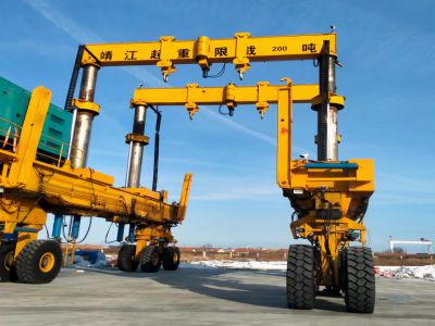 可折疊移動(dòng)式液壓龍門(mén)吊，搬運(yùn)靈活便捷。