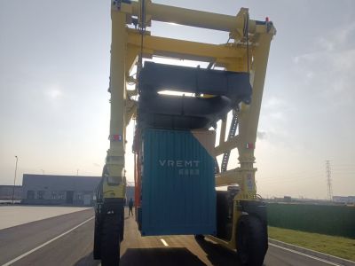 跨運(yùn)車是多行業(yè)的搬運(yùn)主力軍！