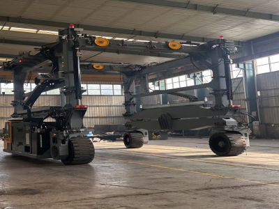 儲能跨運車高效作業(yè)，環(huán)保節(jié)能，應(yīng)用廣泛！