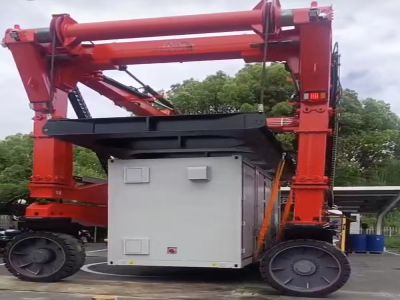 跨運車快速、高效完成集裝箱裝卸搬運作業(yè)！